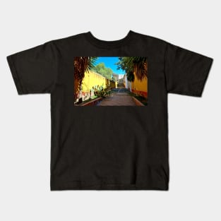 Typique ruelle du village de Bernal au Mexique Kids T-Shirt